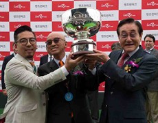 Super Jockey’s owners Tony Lau Yiu Tong and Thomas Lau Sum Fai, trainer Tony Millard and jockey Karis Teetan, all receive their winning trophies in the Korea Sprint trophy presentation ceremony