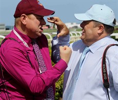 Winno and fellow photographer Ross Stevenson 'discuss' the upcoming final leg of the Origin Jockey's Series

Photos: Graham Potter