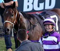 Laura Cheshire returns with Secret Blend after her three lap adventure at Murwillumbah. She did a wonderful job to just let her horse run and ease it down when she could to help ensure that there a happy ending to a difficult situation