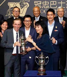 Mrs Christina Wong presents the trophy to winning trainer John Size.