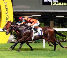 Zac Purton drives Smart Boy to a last-gasp win in the Class 4 Ngau Tau Kok Handicap.