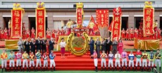 All officiating guests pose for photographs at the Opening Ceremony. Jockeys also attend to wish fans the very best for the new season.