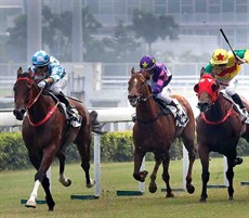 Conte quickens to a debut win under Joao Moreira.

Photos: Courtesy Hong Kong Jockey Club