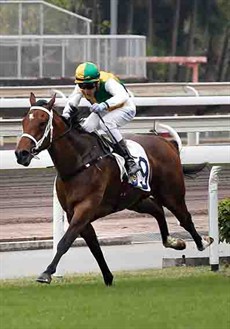 Sam Clipperton drives Sparkling Dragon to a clear lead as the three-year-old makes a winning debut in the Class 4 Panasonic 4K OLED TV Handicap (1200m)

Photos: Courtesy Hong Kong Jocley Club