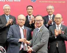 Club Steward The Hon Martin Liao presents the BOCHK Wealth Management Jockey Club Mile winning trophy and silver dishes to Seasons Bloom’s owner Paul Lo & Kathy Lo Ho Hsiu Lan, winning trainer Danny Shum and jockey Joao Moreira.