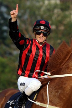 Time Warp’s victory in the HK$25 million LONGINES Hong Kong Cup capped an outstanding day of international sport at Sha Tin Racecourse. Here jockey Zac Purton celebrates as he brings Time Warp back to scale 