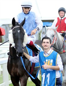 Sheriden Tomlinson (strapping) with Taylor Marshall in the saddle ... will the Les Ross colours find their way into the winners's enclosure (see race 7)

Race photos: Darren Winningham</b.