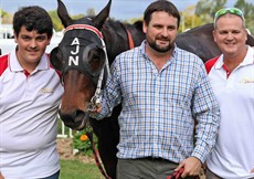 SJ Racing came on board the Newing stable and they brought about a big change. With more in the budget Tony is now able to get the horses he wants to get. Horses like King Lear are part of this success story.