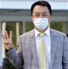 A Ricky Yiu birthday treble kept Tony Cruz at arm’s length at Sha Tin on Sunday (12 July). The trainers’ championship leader outdid his rival by three wins to two to hold a clear advantage going into the campaign’s final fixture on Wednesday.

Photo: Courtesy Hong Kong Jockey Club
