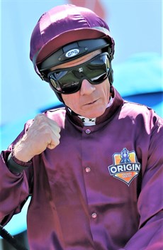 Jim Byrne helping carry the Queensland flag with Rothfire ... 