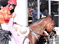 Jim Byrne, Desleigh Forster and Apache Chase return to scale after the Fred Best Victory

Photos: Darren Winningham