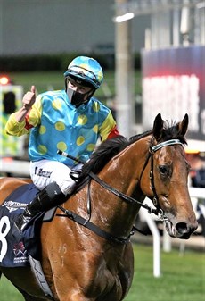 Tom Marquand brings the David hayes trained Awesome treasure back to scale after taking out the opening leg of the Championship

Photos: Courtesy Hong Kong Jockey Club