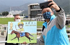 The respect for this man and the high esteem that he is held in at the track is highlighted by the fact that trainers and jockeys stop and autograph his creations as they return from the winning ceremony ... here he is with Zac        Purton