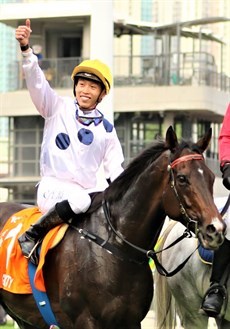 Jockey Vincent Ho brings Golden Sixty back to scale ... why wouldn't you be excited!