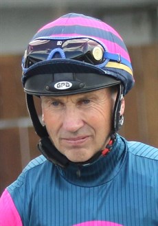 A thoughtful Gary Geran pictured taking Vinasta out onto the track for his last race ride