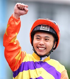 Matthew Poon pictured after his Group 2 win aboard the Ricky Yiu trained Straight Arron in the HK$5.35 million G2 Chairman’s Trophy at Dha Tin.

On May 24 he will be in action in the Doomben Cup

Photo: Courtesy Hong Kong Jockey Club</b.