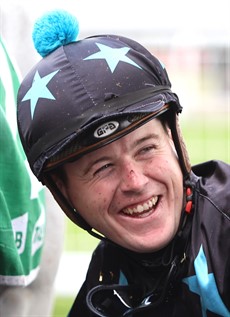 Luke Dempsey ... he rides battlefield in the Gold Jewel (see race 7)

Photos: Graham Potter and Darren Winningham</b.